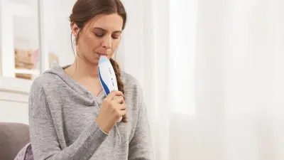 Frau in Vivarmo me pustend.